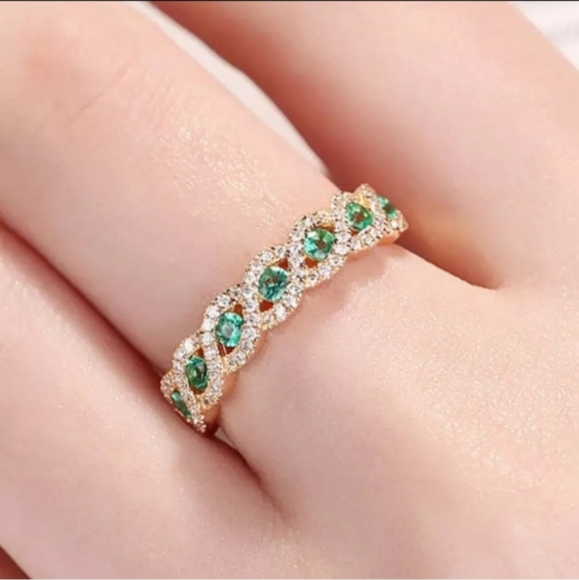 🎀18k Emerald Green Ring - Picture 5 of 7